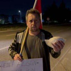 Eskişehir'den yola çıktı, Filistin'e yürüyor: Elinde bir paket un ve Türk bayrağı var!