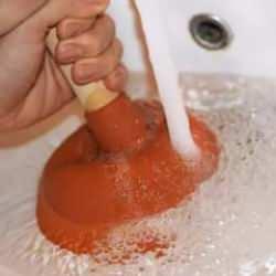 Evde tıkalı lavaboyu hemen açan etkili yöntem! Lavabo borusunu anında temizliyor