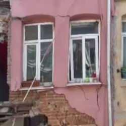 Fatih'te korku dolu anlar: 3 katlı binanın balkonu çöktü!