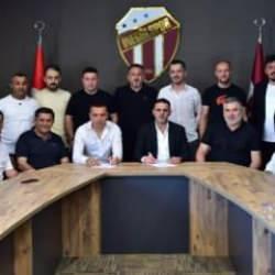 Fenerbahçe'nin eski futbolcusu 30 yıl sonra evine döndü: 3 yıllık imzayı attı