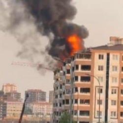 Gaziantep'te yedi katlı binanın çatısı alev alev yandı