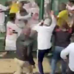 Hakemden futbolcuya yumruk! Sahada herkes birbirine girdi