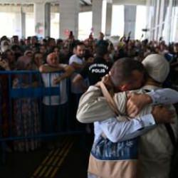 İlk hacı kafilesi Gaziantep'e geldi! Anne ve babasının ayaklarına sarıldı