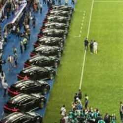 İlk kez Dünya Kupası'nı garantileyince tüm futbolculara araba hediye etti