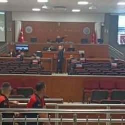 Kaderin cilvesi: Baş&ouml;rt&uuml;s&uuml; d&uuml;şmanı &Uuml;mit &Ouml;zdağ'ı baş&ouml;rt&uuml;l&uuml; hakim yargıladı