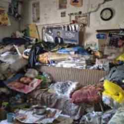 Kötü koku gelen evden, 4 kamyon çöp, 12 kedi ve 3 kaplumbağa çıktı