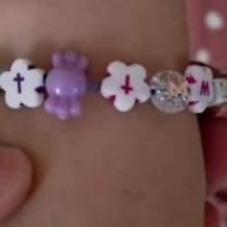 Okul kantininde haç işaretli bileklik satıldı: Veliler tepki gösterdi