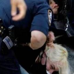 Muhaliflerin Türkiye'yi şikayet ettiği Batı'da polis şiddeti! Göstericilere sert müdahale