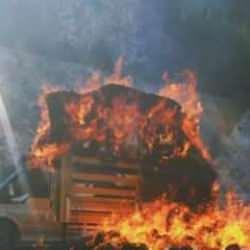 Saman y&uuml;kl&uuml; ara&ccedil; alev alev yandı!