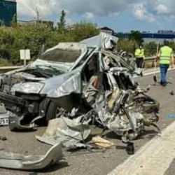 TEM'de korkunç kaza! Araç kağıt gibi ezildi