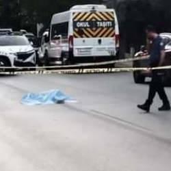 İzmir'de feci ölüm: Yola yatan kadının üzerinden 2 araba geçti