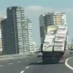 Aşırı yüklü kamyon tehlike saçtı! O anlar kamerada