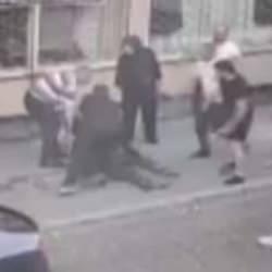 Avcılar'da insanlık dışı görüntüler! Yaşlı adamı acımasızca sopayla dövdüler