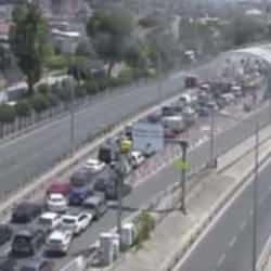 Avrasya Tüneli’nden geçen bir araçta yangın çıktı