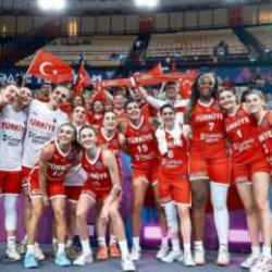 Bakan Bak, çeyrek finale çıkan A Milli Kadın Basketbol Takımı'nı tebrik etti