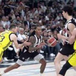 Beşiktaş potada Fenerbahçe'yi farklı geçti!