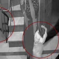 Böyle baba olmaz olsun! Çocuklarını darp etti, soyguna götürdü