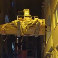 Edirne’de evinde cansız bedeni bulunan adamın cenazesini vinçle çıkardılar