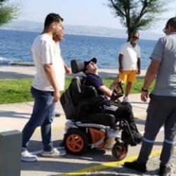 Engelli birey başıboş köpeklerden korktu, direğe çarptı!