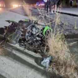 Farları yanmayan araç yarış yapan motosikletlere çarptı