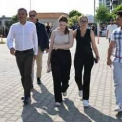 Ferdi Zeyrek’in kızı Nehir, TYT’ye CHP Lideri Özgür Özel ve annesiyle geldi