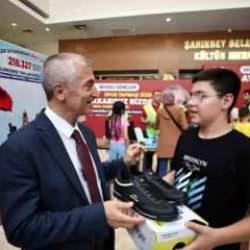 Gaziantep'te öğrencilere karne hediyesi olarak spor ayakkabı hediye edildi