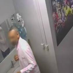 Halı sahada maç yaparken telefonu çalındı! O anlar kamerada