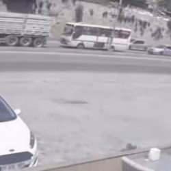 Hatay’da minibüs tıra arkadan çarptı: 2 yaralı