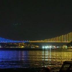 Köprüler sarı-lacivert renklerle ışıklandırıldı
