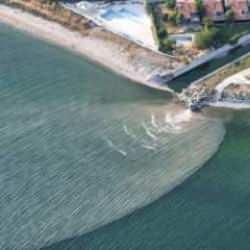 İstanbul Beylikdüzü'nde kanalizasyon suyu yüzünden deniz kahverengine döndü