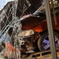 Makas atan sürücü dehşet saçtı: Çarptığı otomobil mağazaya daldı