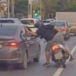 Motosikletli, trafikte tartıştığı sürücünün aracına vurdu