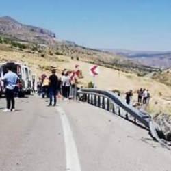 Otomobil bariyerlere çarparak takla attı: Ölü ve yaralılar var!