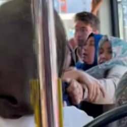 Pendik&rsquo;te otob&uuml;ste yer verme kavgası: Kadın yolcular birbirine girdi