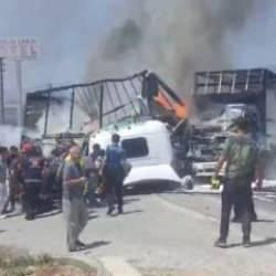 Sakarya'da korkunç kaza: Karşı şeride geçen tır, iki tıra çarptı! Ölü ve yaralılar var