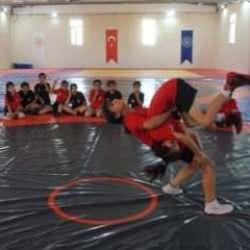 Siirtli güreşçiler turnuvaya 'ambargo' koydu: Madalya bırakmadılar