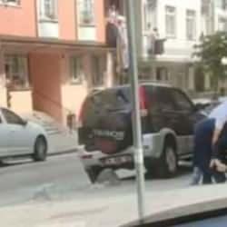 Sokak ortasında annesi darp etti! &Ccedil;evredekiler izledi