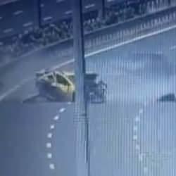 Sol şeritte bekleyen taksiye araba çarptı: 1 ölü