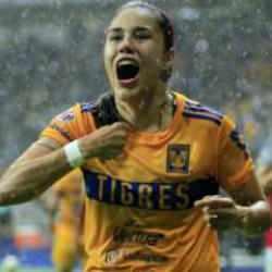 Yılın golüne aday olabilir! Kadın futbolcu akrep vuruşuyla kaleciyi avladı