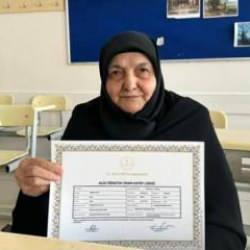 78 yaşındaki kadın imam hatip lisesini bitirip hafız oldu