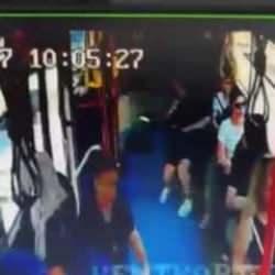 Adana'daki bir halk otob&uuml;s&uuml;nde emekli hakimden telefonlu taciz iddiası