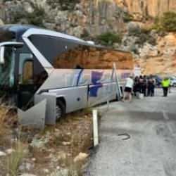 Antalya'da feci kaza! Yolcu otobüsü kayalıklara çarptı, bilanço ağır