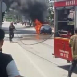 Aşırı sıcaktan otomobil alev topuna döndü!