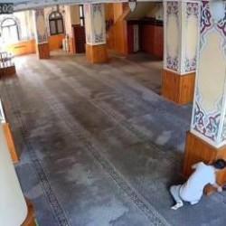 Camide uykuya daldı, hayatını şokunu yaşadı! O anlar kamerada...