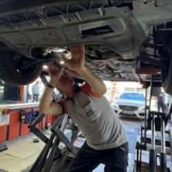 Ekspertize götürülen otomobilin motorundan çıkan şoke etti