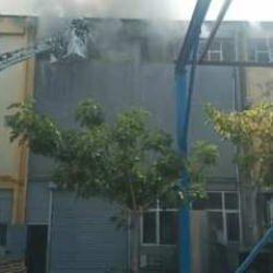 Esenyurt'ta bebek bezi fabrikasında yangın: 1 itfaiye personeli yaralandı