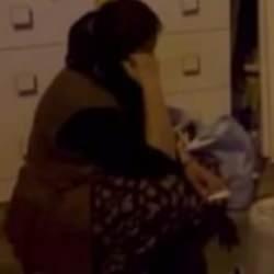 Ev sahibi baba-oğul tartışması yaşlı kiracıyı evinden etti! Eşyalarını sokakta buldu