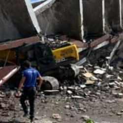 Hatay'da yıkım sırasında 7 katlı bina, iş makinesinin &uuml;zerine devrildi