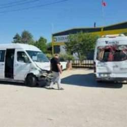 İşçi servis minibüsleri çarpıştı: Yaralılar var!