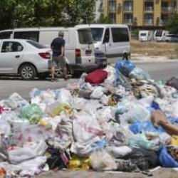 İzmir Buca'da 8 g&uuml;nd&uuml;r s&uuml;ren "d&uuml;zensiz maaş" eylemi nedeniyle &ccedil;&ouml;p yığınları oluştu